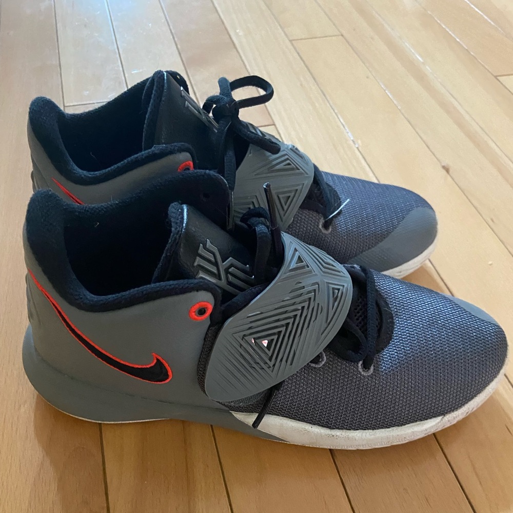 Kyrie Irving tennis shoes